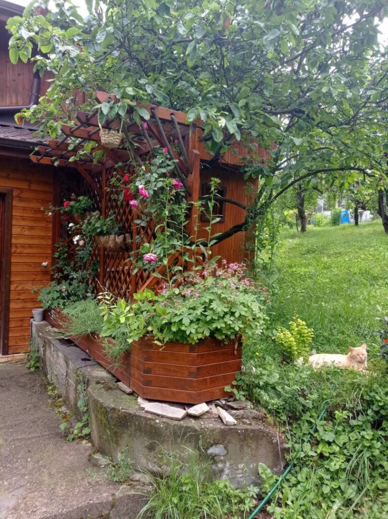Кашпа с декоративна решетка