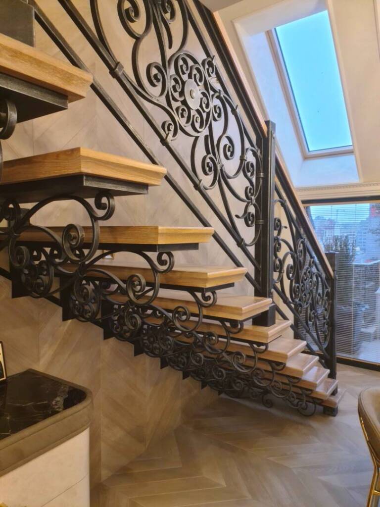 Стълби от дъб с парапет от ковано желязо